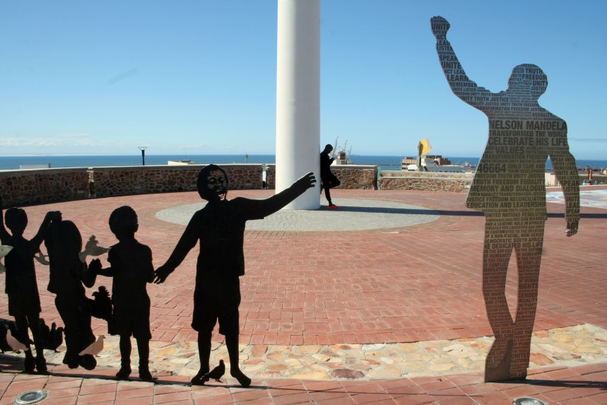 PE Real City tour - Madiba sculpture
